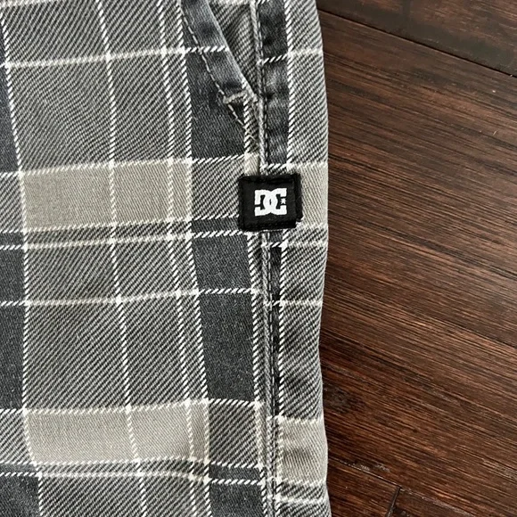 DC Gray, Black & White Plaid Checkered Men's Casual Shorts Sz 28 - Picture 5 of 9